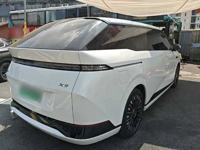 Xpeng X9 — Фото автомобиля 6