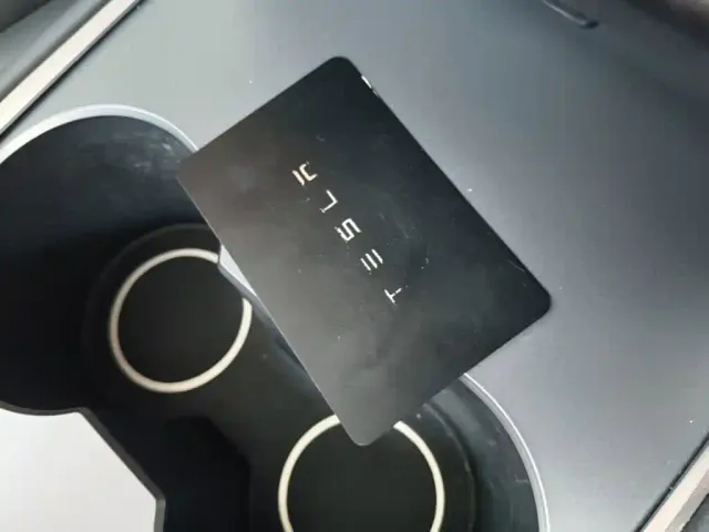 Tesla Model 3 — Фото автомобиля 8