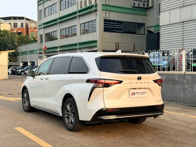 Toyota Sienna — Фото автомобиля 15