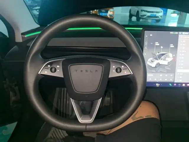 Tesla Model 3 — Фото автомобиля 3
