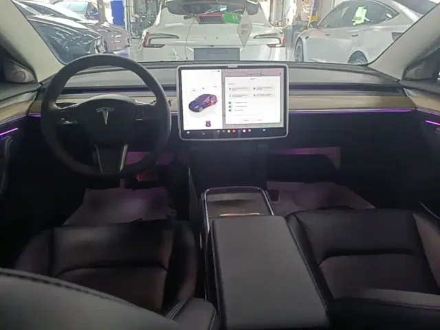 Tesla Model 3 — Фото автомобиля 9