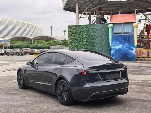 Tesla Model 3 — Фото автомобиля 6