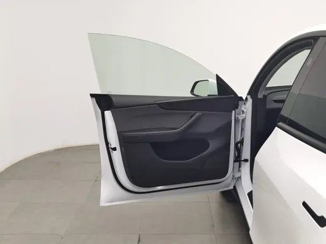 Tesla Model Y — Фото автомобиля 8