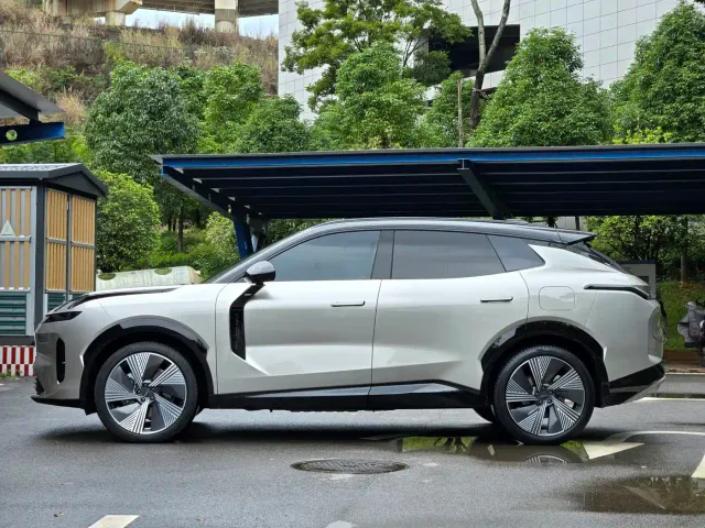 Lynk & Co 08 EM-P — Фото автомобиля 8