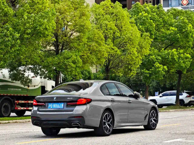 BMW 5 Series — Фото автомобиля 9