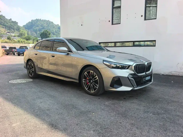 BMW 5 Series — Фото автомобиля 3