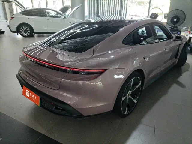 Porsche Taycan — Фото автомобиля 2