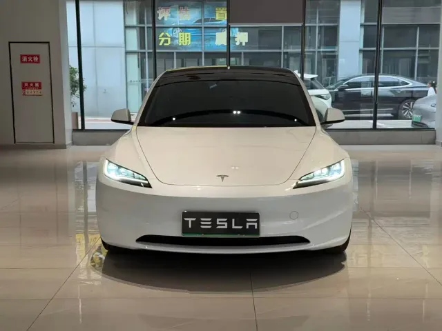 Tesla Model 3 — Фото автомобиля 2