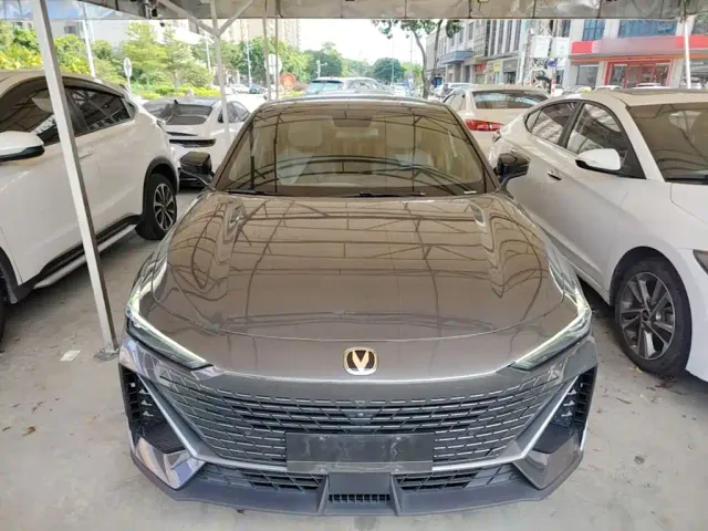 Changan Changan UNI-V 2022 1.5T Premium Model — Фото автомобиля 2