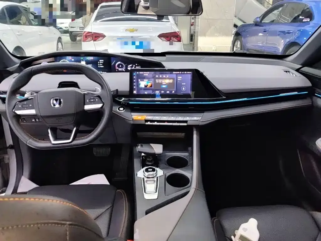 Changan Changan UNI-V 2022 1.5T Premium Model — Фото автомобиля 9