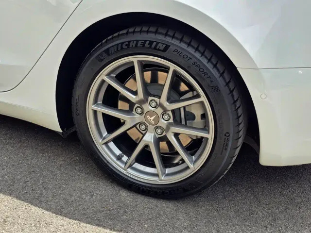 Tesla Model 3 — Фото автомобиля 9