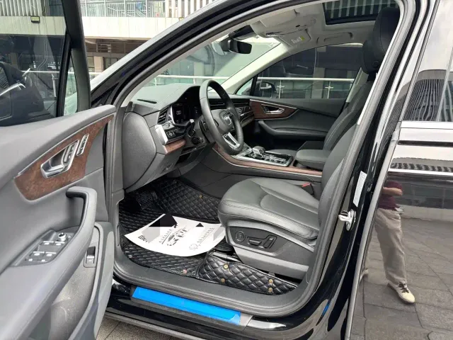 Audi Q7 — Фото автомобиля 4