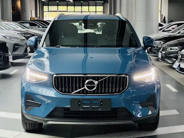 Volvo XC40 — Фото автомобиля 2