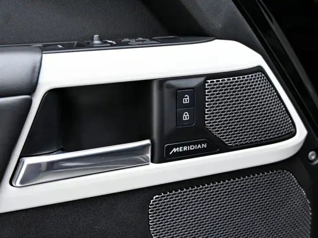 Land Rover Defender — Фото автомобиля 25