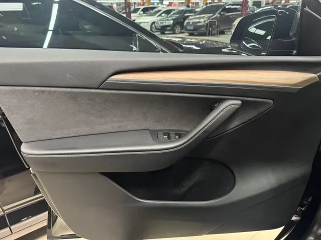 Tesla Model Y — Фото автомобиля 4