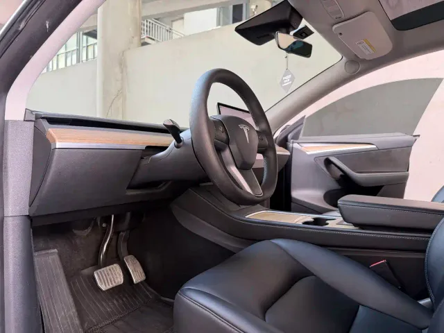 Tesla Model Y — Фото автомобиля 13