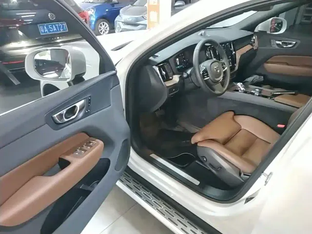 Volvo XC60 — Фото автомобиля 15
