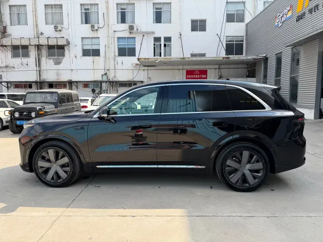 Li Auto L8 — Фото автомобиля 4