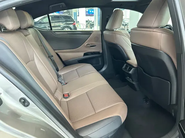Lexus ES — Фото автомобиля 9