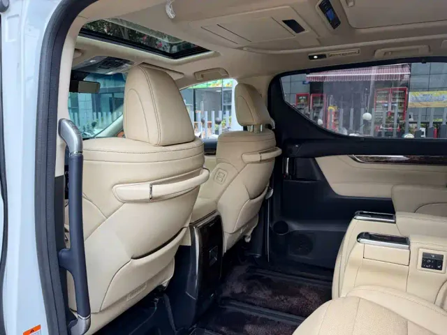 Toyota Alphard — Фото автомобиля 11
