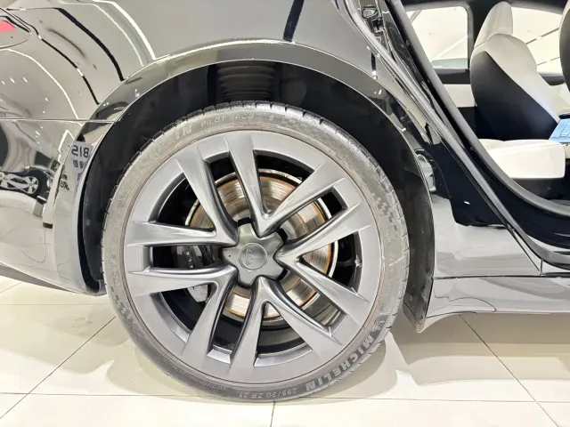 Tesla Model S — Фото автомобиля 22