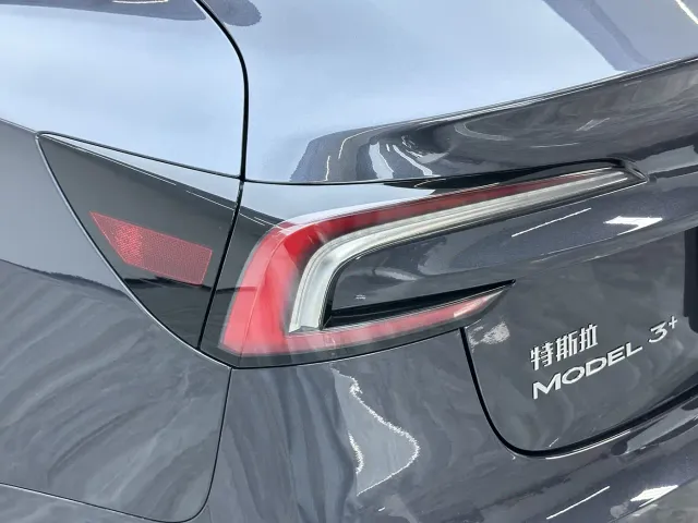 Tesla Model 3 — Фото автомобиля 12