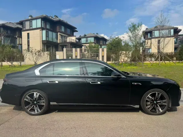 BMW i7 — Фото автомобиля 8