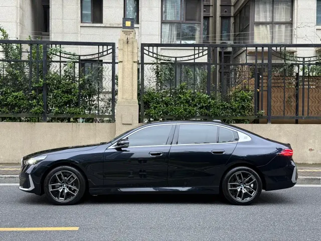 BMW 5 Series — Фото автомобиля 16