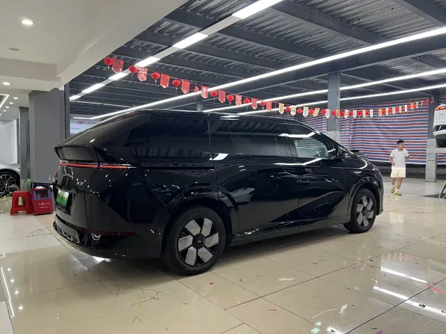 Xpeng X9 — Фото автомобиля 8
