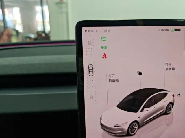 Tesla Model 3 — Фото автомобиля 13