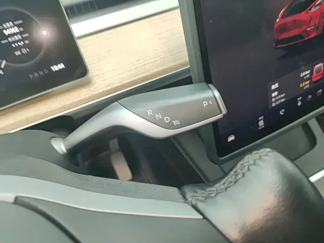 Tesla Model Y — Фото автомобиля 13