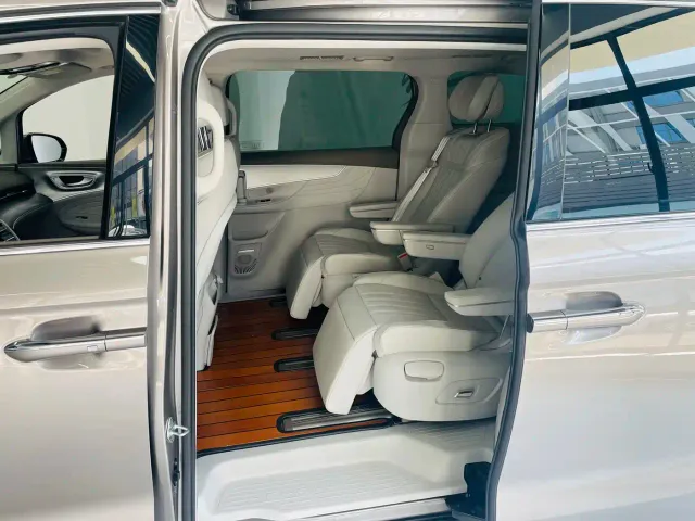Roewe iMAX8 — Фото автомобиля 9