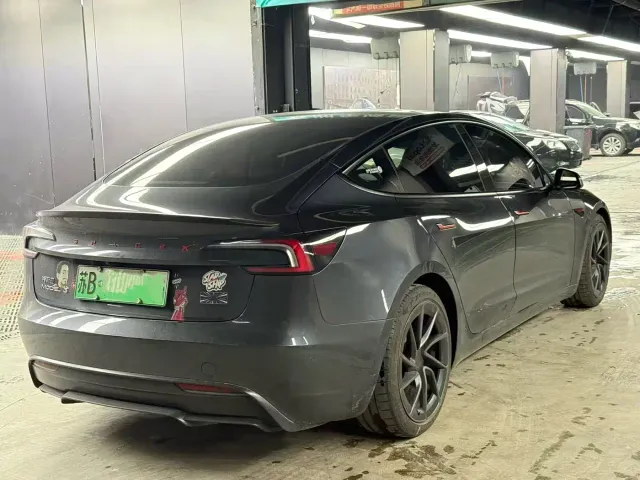 Tesla Model 3 — Фото автомобиля 4