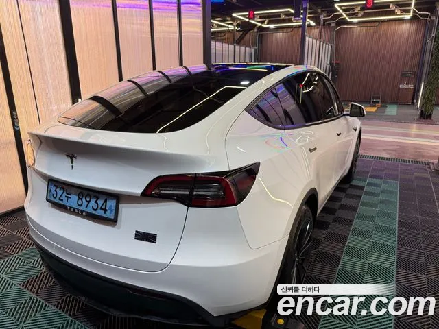 Tesla Model Y — Фото автомобиля 15
