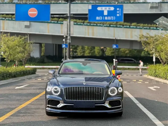 Фотография автомобиля — Bentley Flying Spur