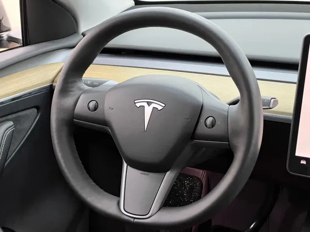 Tesla Model Y — Фото автомобиля 23