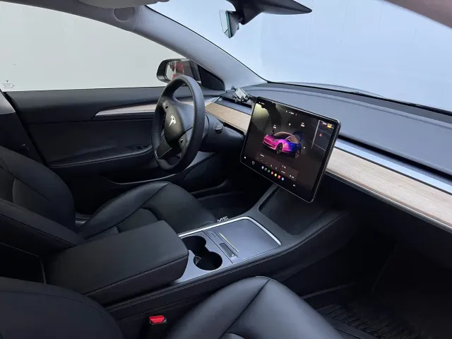 Tesla Model 3 — Фото автомобиля 8