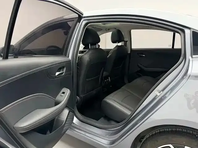 Roewe i5 — Фото автомобиля 14