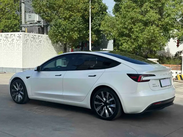 Tesla Model 3 — Фото автомобиля 9