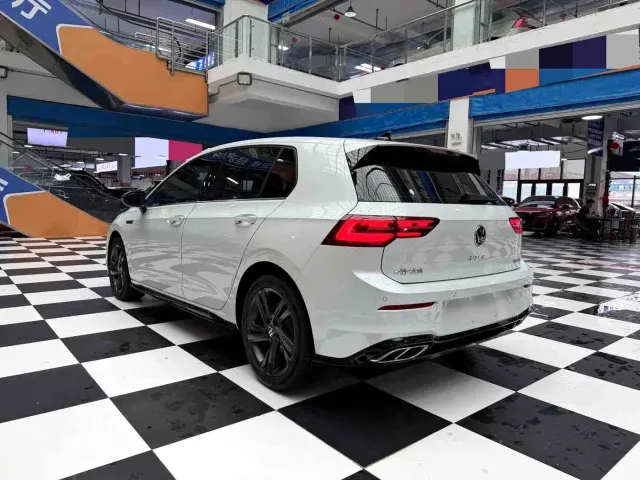 Volkswagen Golf — Фото автомобиля 12