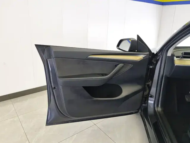Tesla Model Y — Фото автомобиля 7