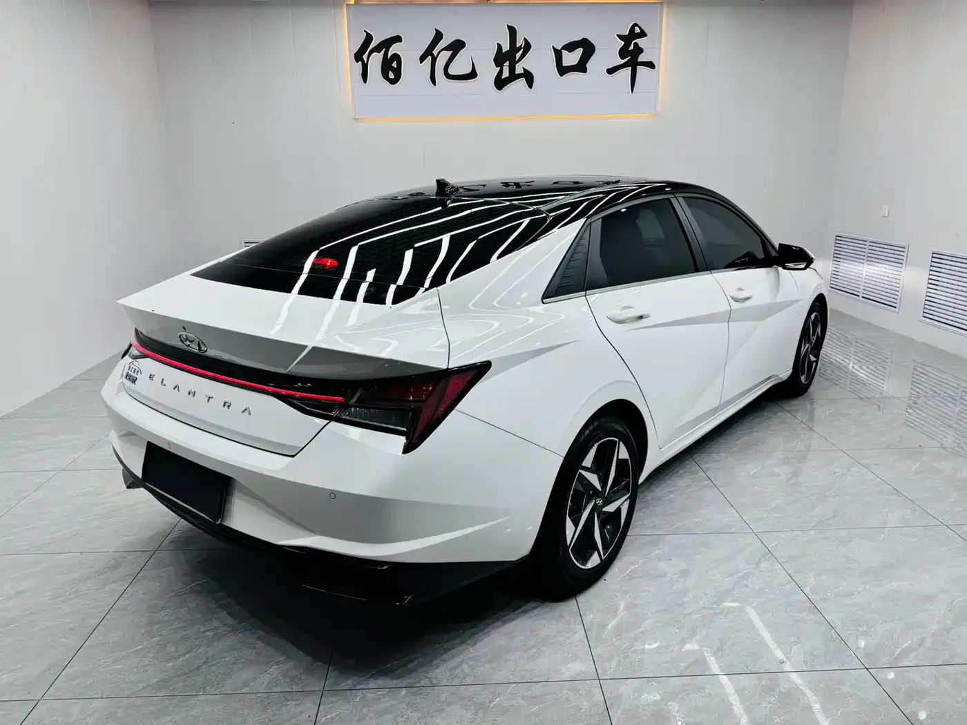 Hyundai Elantra 2022 1.5L CVT LUX Premium Edition — Фото автомобиля 4