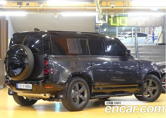 Land Rover Defender Defender (L663) 110 P300 X-Dynamic SE — Фото автомобиля 2