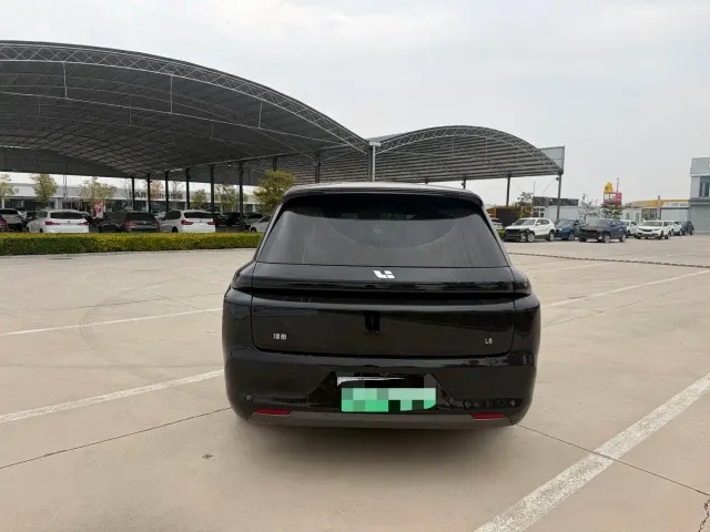 Li Auto L8 — Фото автомобиля 10