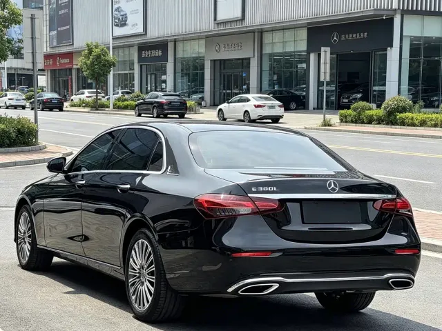 Mercedes-Benz E-Class — Фото автомобиля 12
