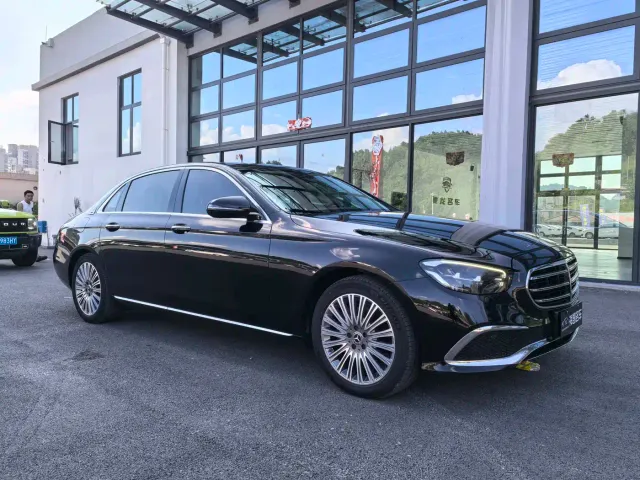 Mercedes-Benz E-Class — Фото автомобиля 3