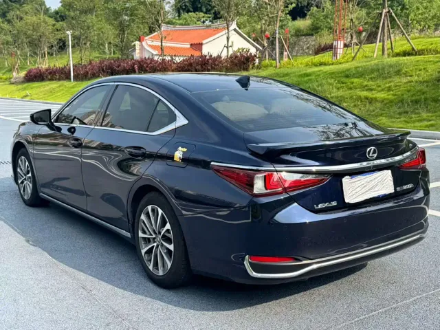 Lexus ES — Фото автомобиля 7