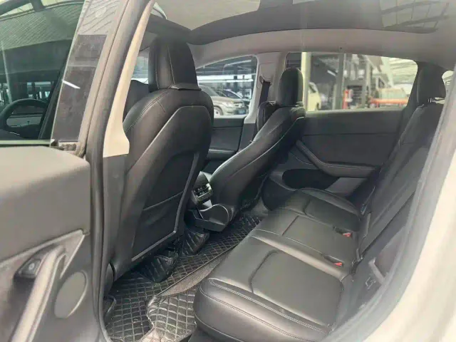 Tesla Model Y — Фото автомобиля 5