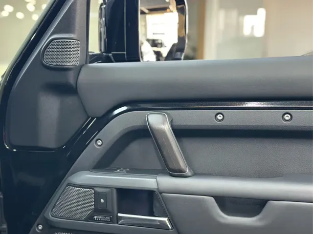 Land Rover Defender — Фото автомобиля 7