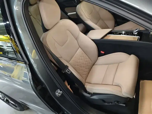 Volvo XC60 — Фото автомобиля 24